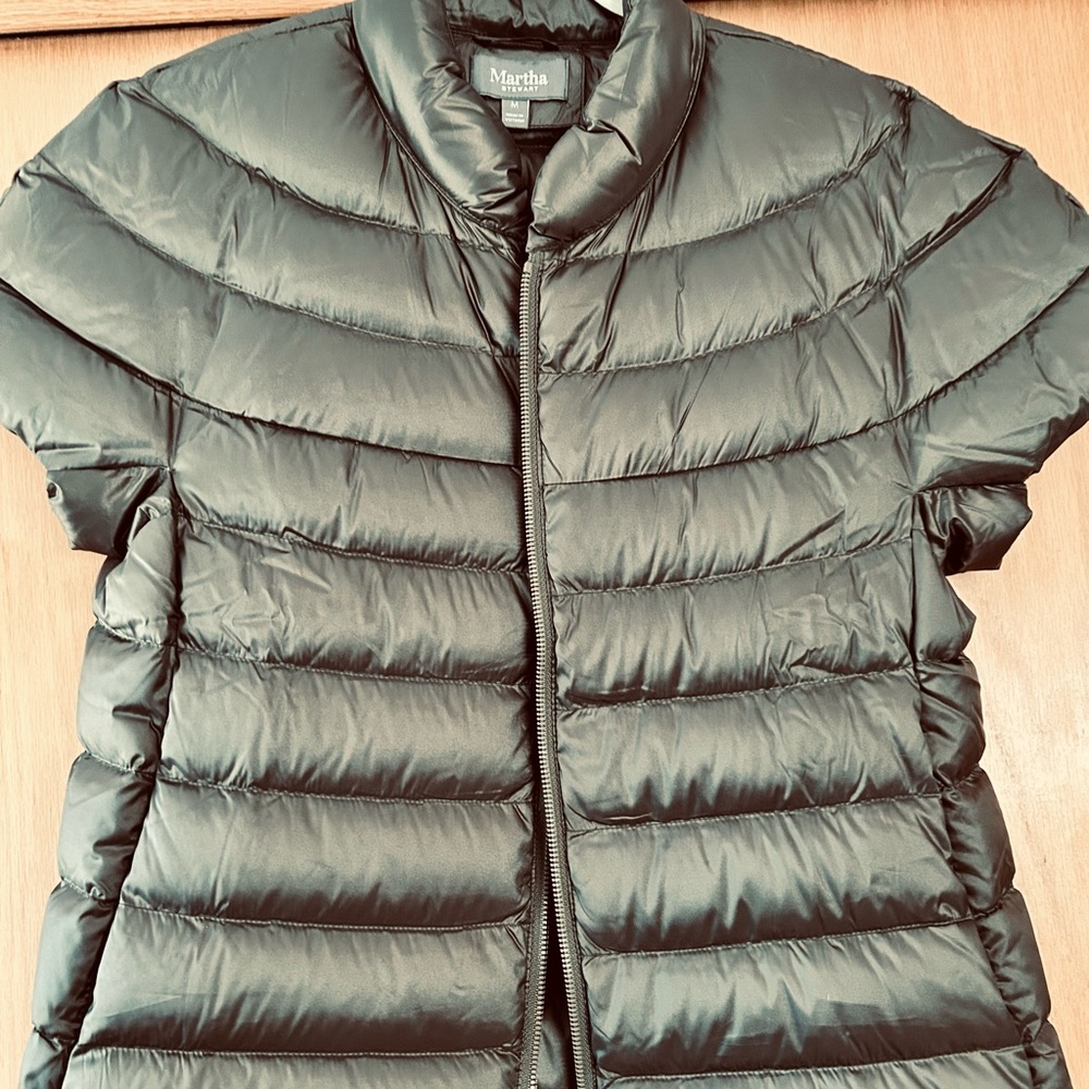 Martha Stewart cap-sleeved puffer vest. M. (L = 27”; W = 20”). Olive.